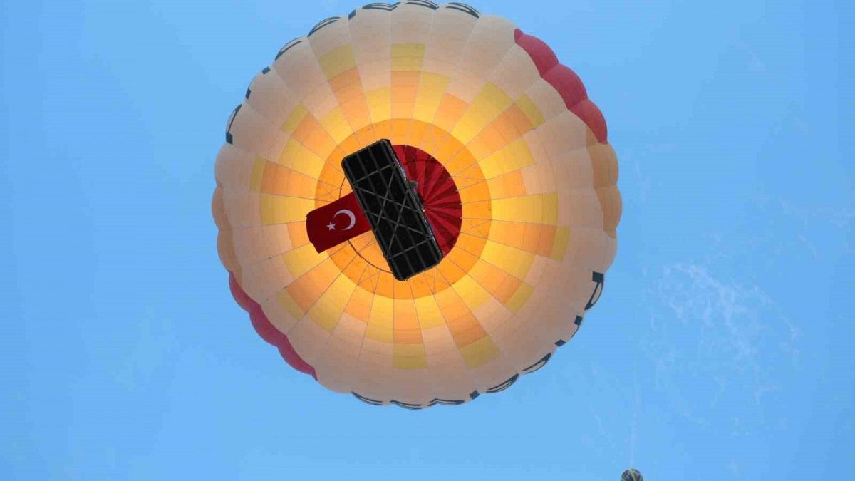 Kapadokya’da sıcak hava balonları 15 Temmuz anısına havalandı